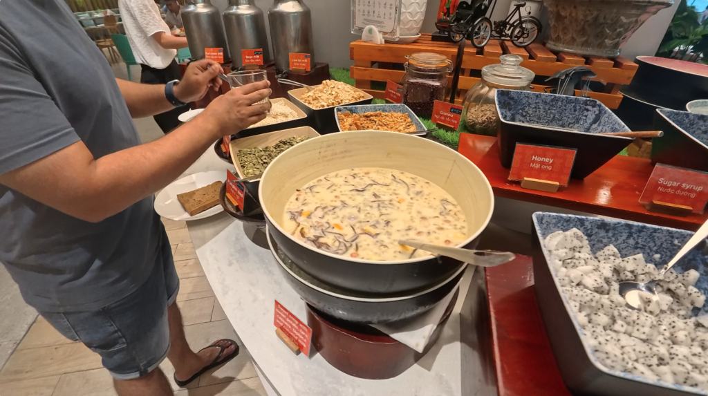 沙拉與甜品區： 「飯店早餐自助吧，擺滿優格、果乾與沙拉選項，旅人自由取用」